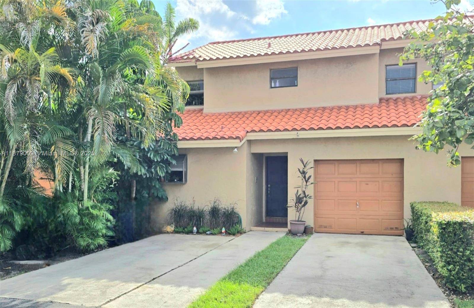 You just found the PERFECT Townhome in the Country Club.