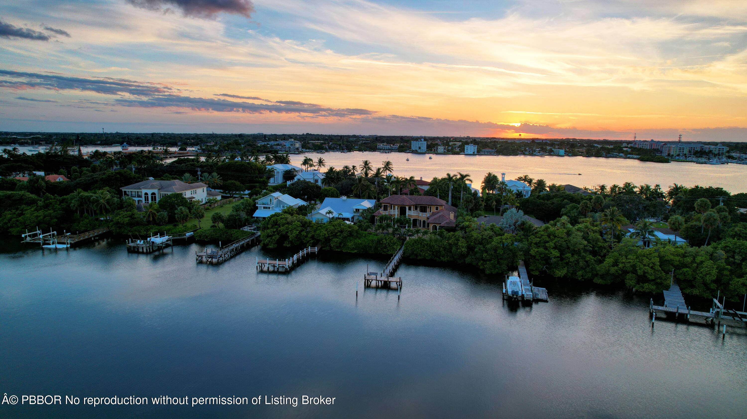 Waterfront Penthouse Rarely Available amp ; Beautifully Renovated End Unit Priced to Sell !