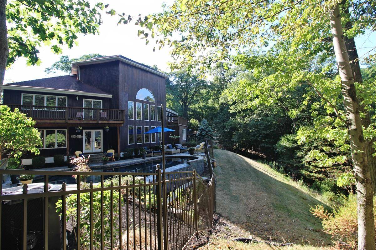 STUNNING CONTEMPORARY WITH SWEEPING RIVER VIEWS IN A PRIVATE LAKE COMMUNITY YET AMAZINGLY CLOSE TO NEW YORK CITY Looking for a spacious, high end daily or weekend retreat ?