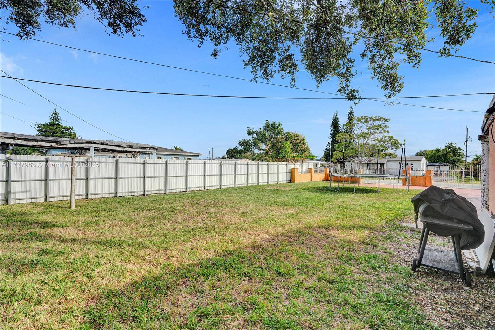 FANTASTIC OPPORTUNITY TO OWN THIS BEAUTIFUL HOME LOCATED IN THIS BEAUTIFUL AREA IN OPALOCKA.