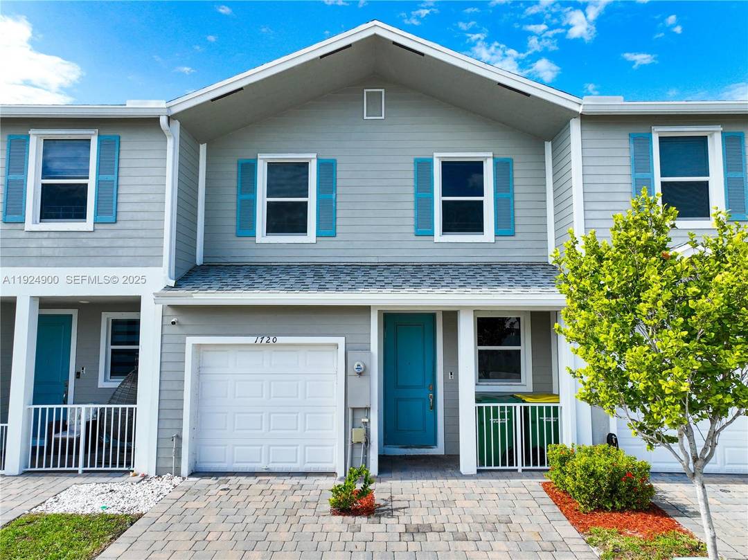 Charming two story town house in Homestead.