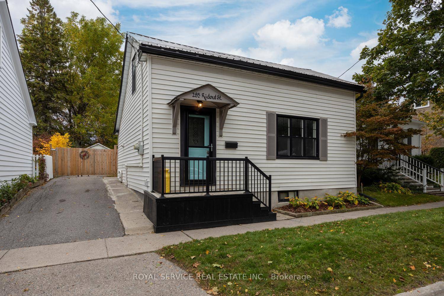 Welcome to 285 Ridout Street a move in ready 2 bed, 2 bath century home that's perfectly charming.