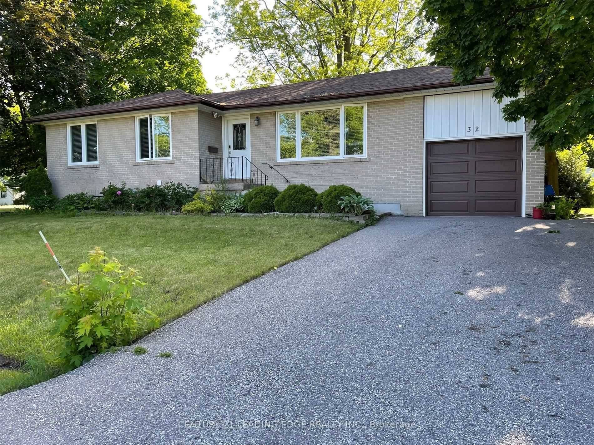 Cozy 3 Bedroom Bungalow In The Heart Of Old Markham Village, Full House For Lease, Tastefully Painted, Hardwood Floor Through Out On Main Floor, Updated Kitchen amp ; Washrooms, Pot ...