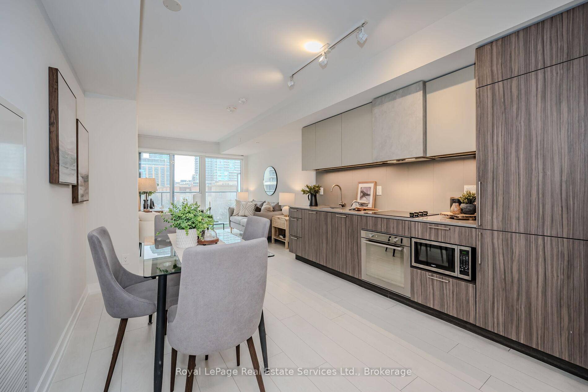 Bright and Beautiful West Facing 722 sqft.