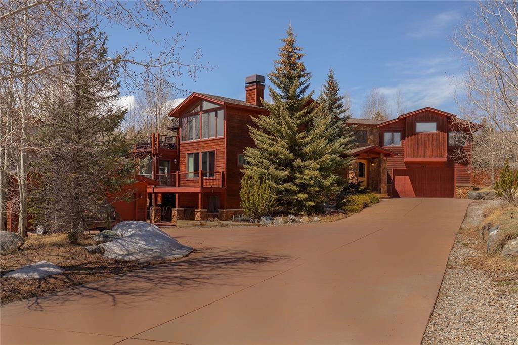 This spectacular lake estate is meticulously designed to capitalize on the prized location with show stopping lake and mountain views.