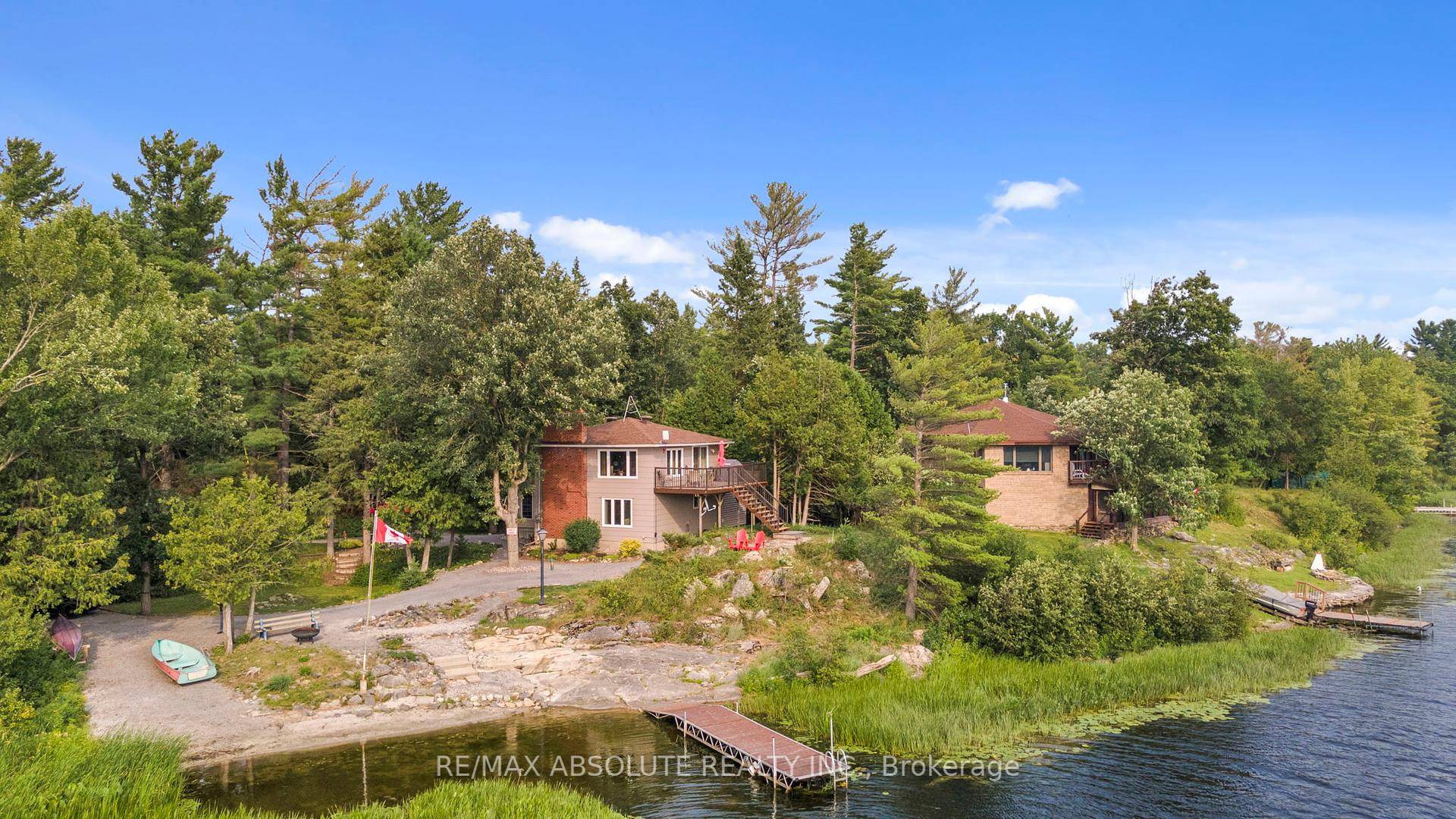 Wonderful 2 storey with 232 ft on Mississippi River close to Ottawa River.