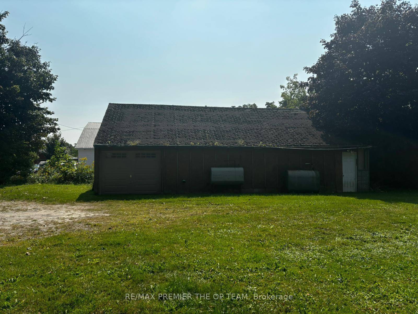 Discover the perfect storage solution with this unique wraparound barn, is ideal for storing equipment, vehicles, tools, or other items.