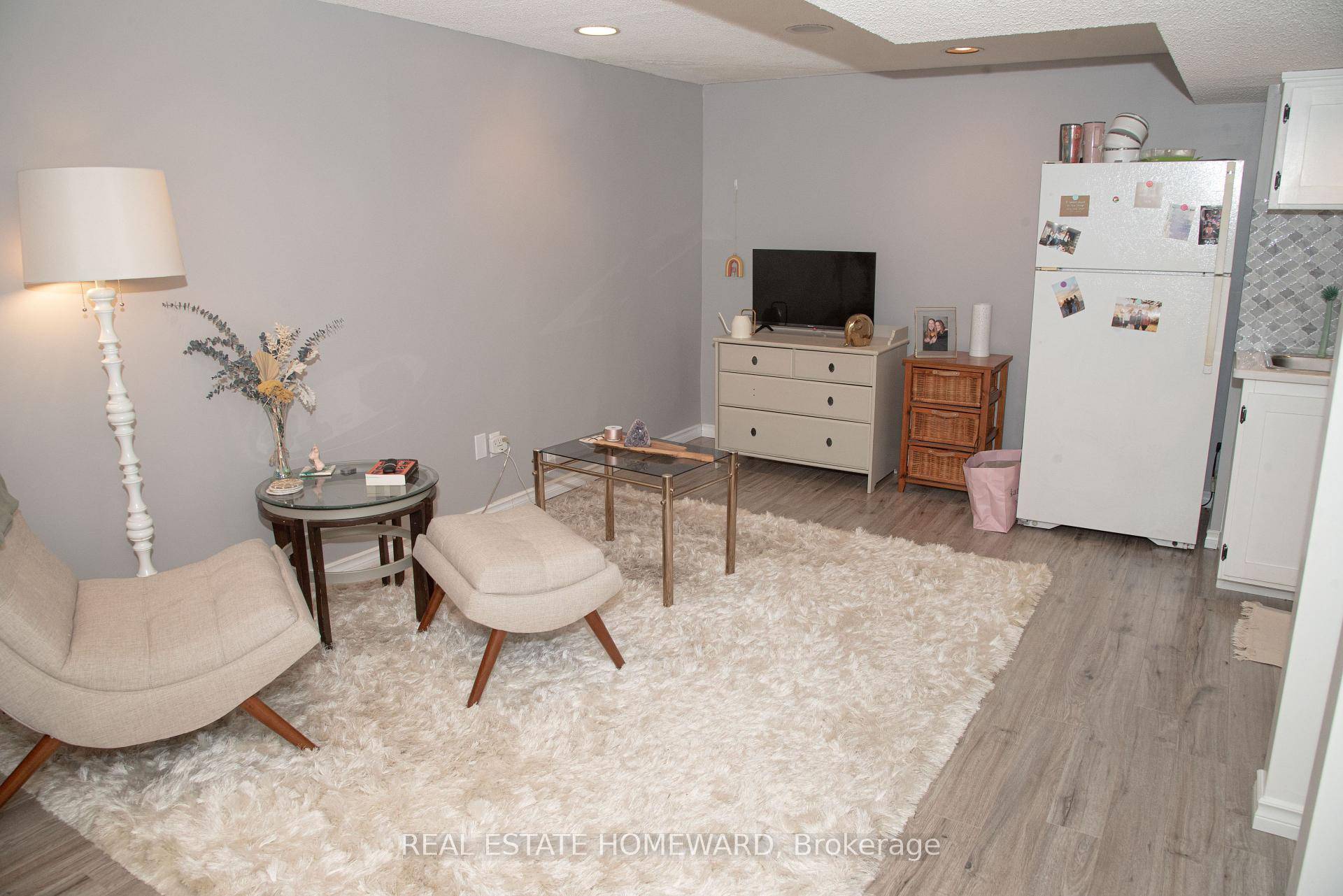 Renovated 1 Bed Den Basement Apartment with Private Entrance Perfect Location in Aurora !