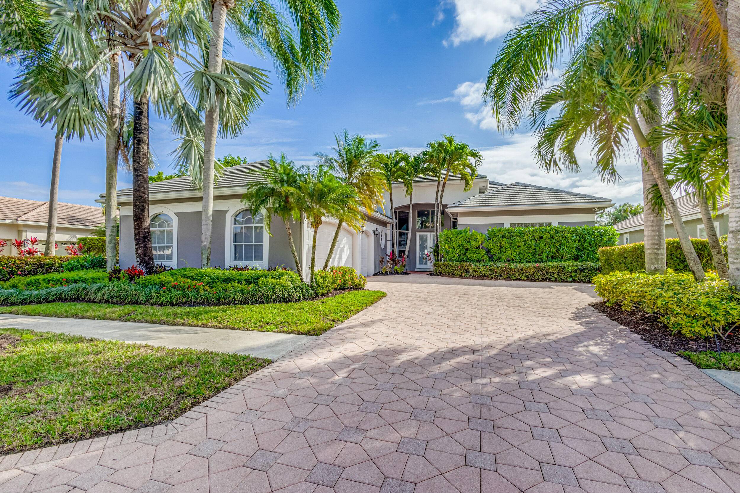 IMMEDIATE PREMIER GOLF MEMBERSHIP AVAILABLE Discover unparalleled elegance in this stunning 3 bedroom, 4 bathroom home in the prestigious Ibis Golf Country Club.