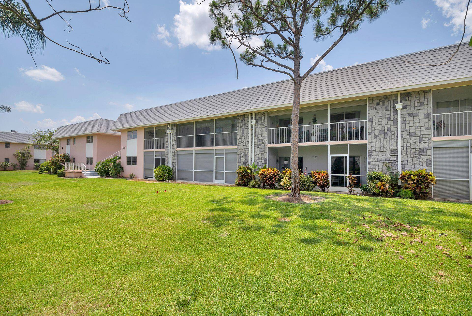 Welcome to this charming, comfortable and elegant 1 1 on second floor in sought after community of Little Club.