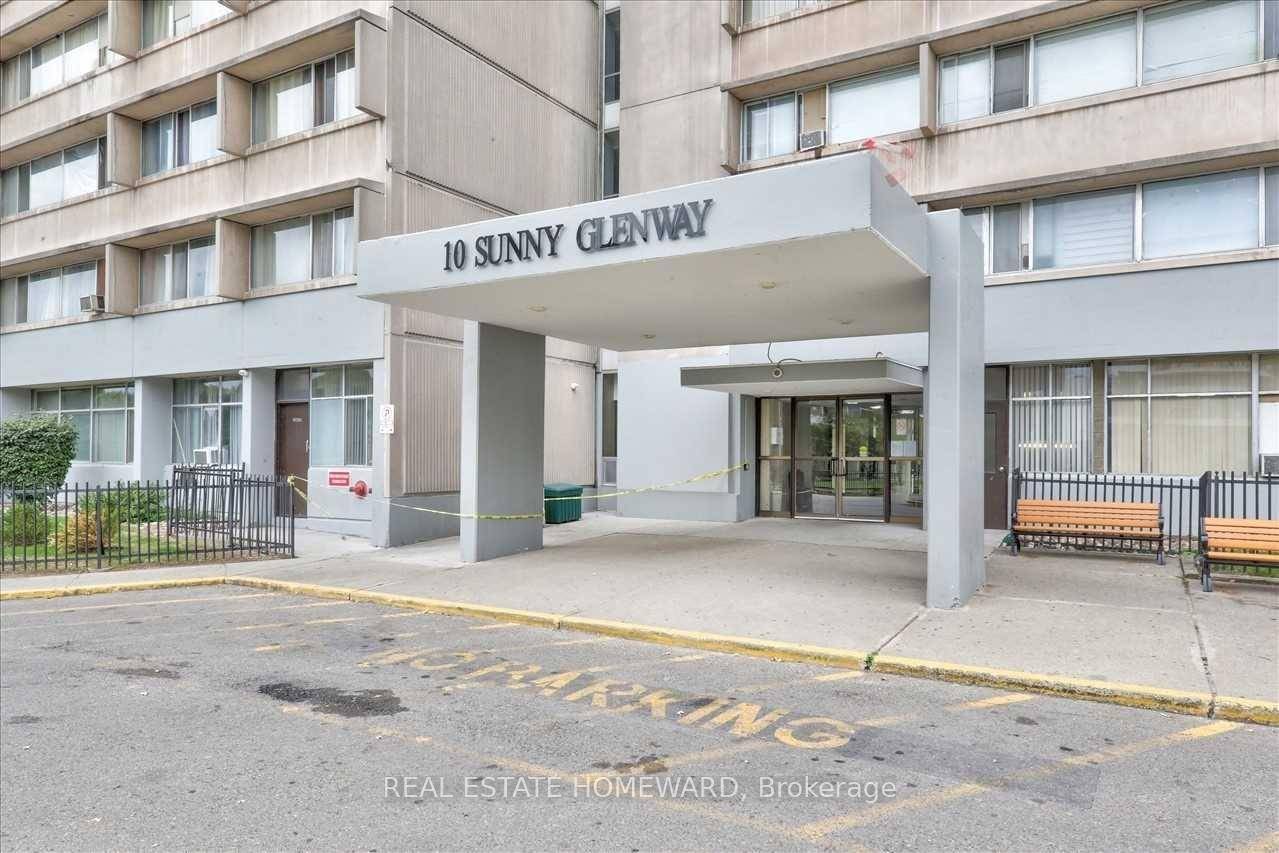 Spacious condo in the Flemington community.