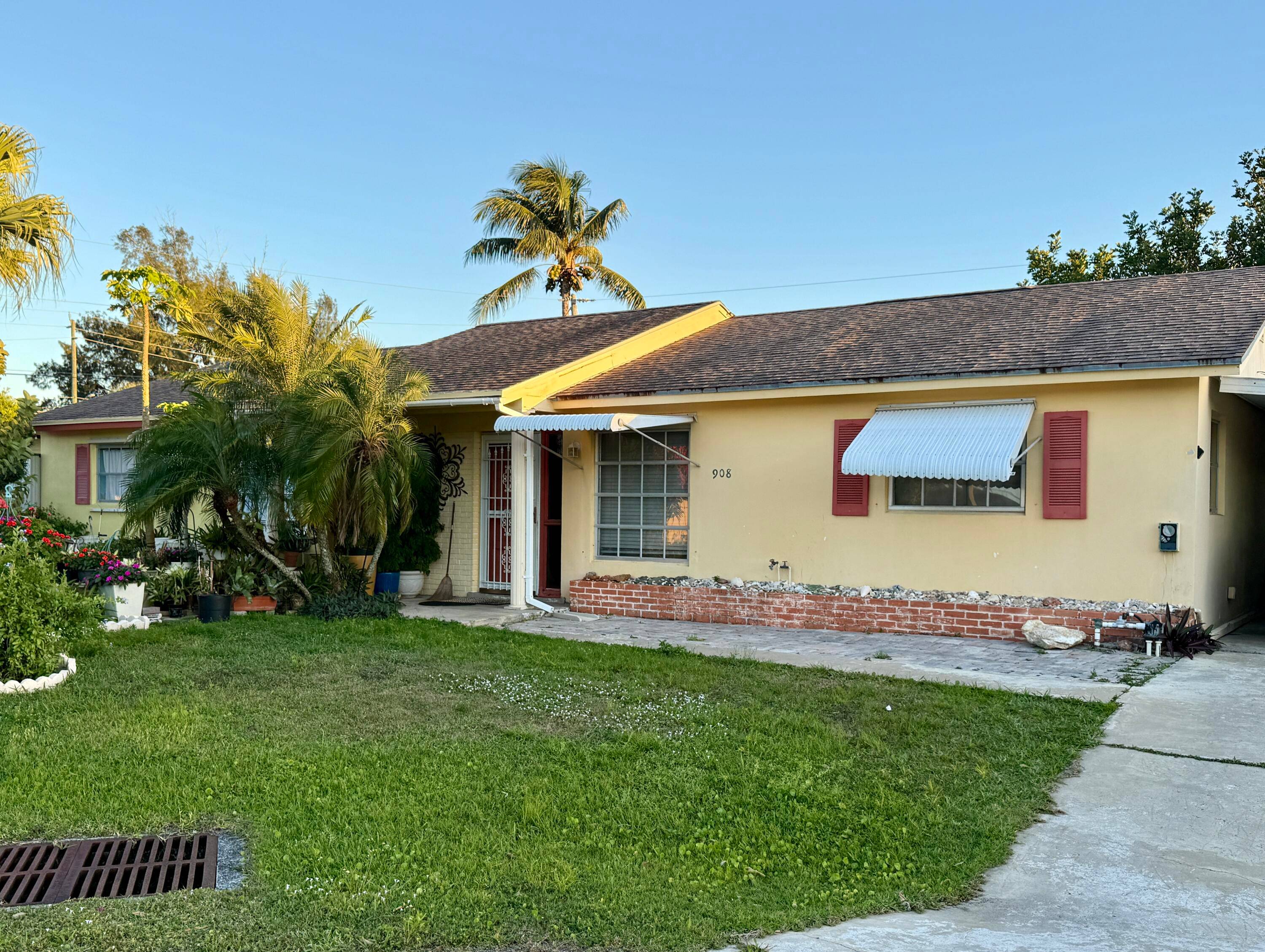 Opportunity knocks with this 2BR 1BA fixer upper in Fisherman's Landing, a 55 pet friendly community.