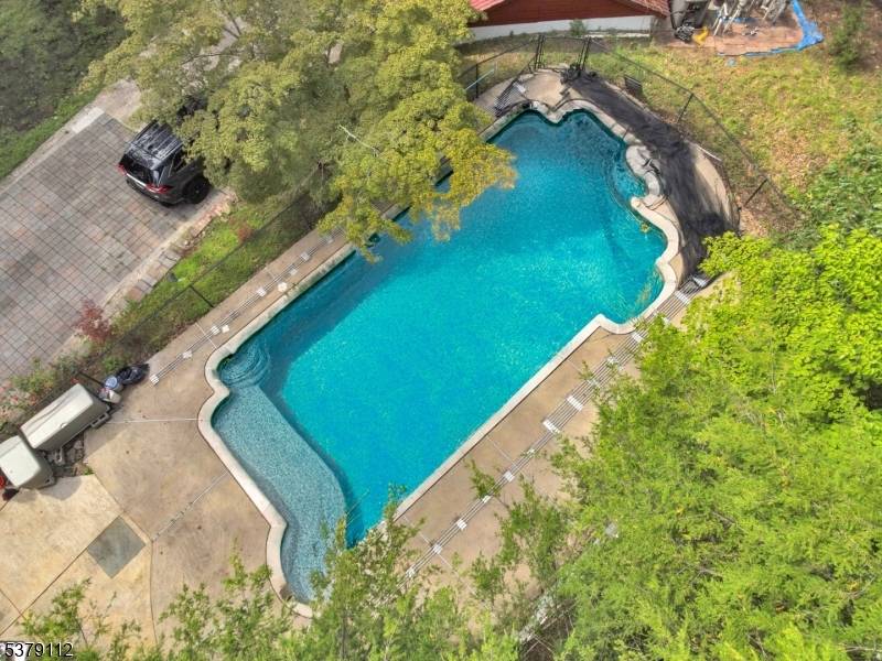 Sophisticated Country Living in Prestigious Warren !