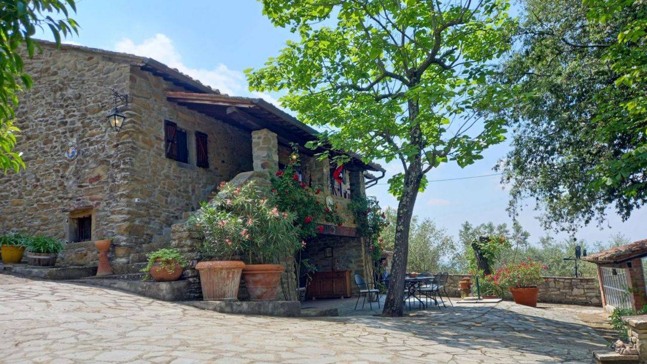 Country houses and cottages for sale in the heart of the Tuscan countryside in Cortona. Characteristic stone farmhouse in a hilly position in Cortona