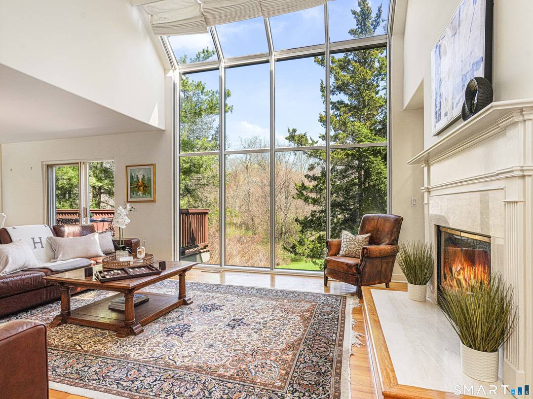 LIVES LIKE A HOUSE, WITH THE EASE OF A CONDO !