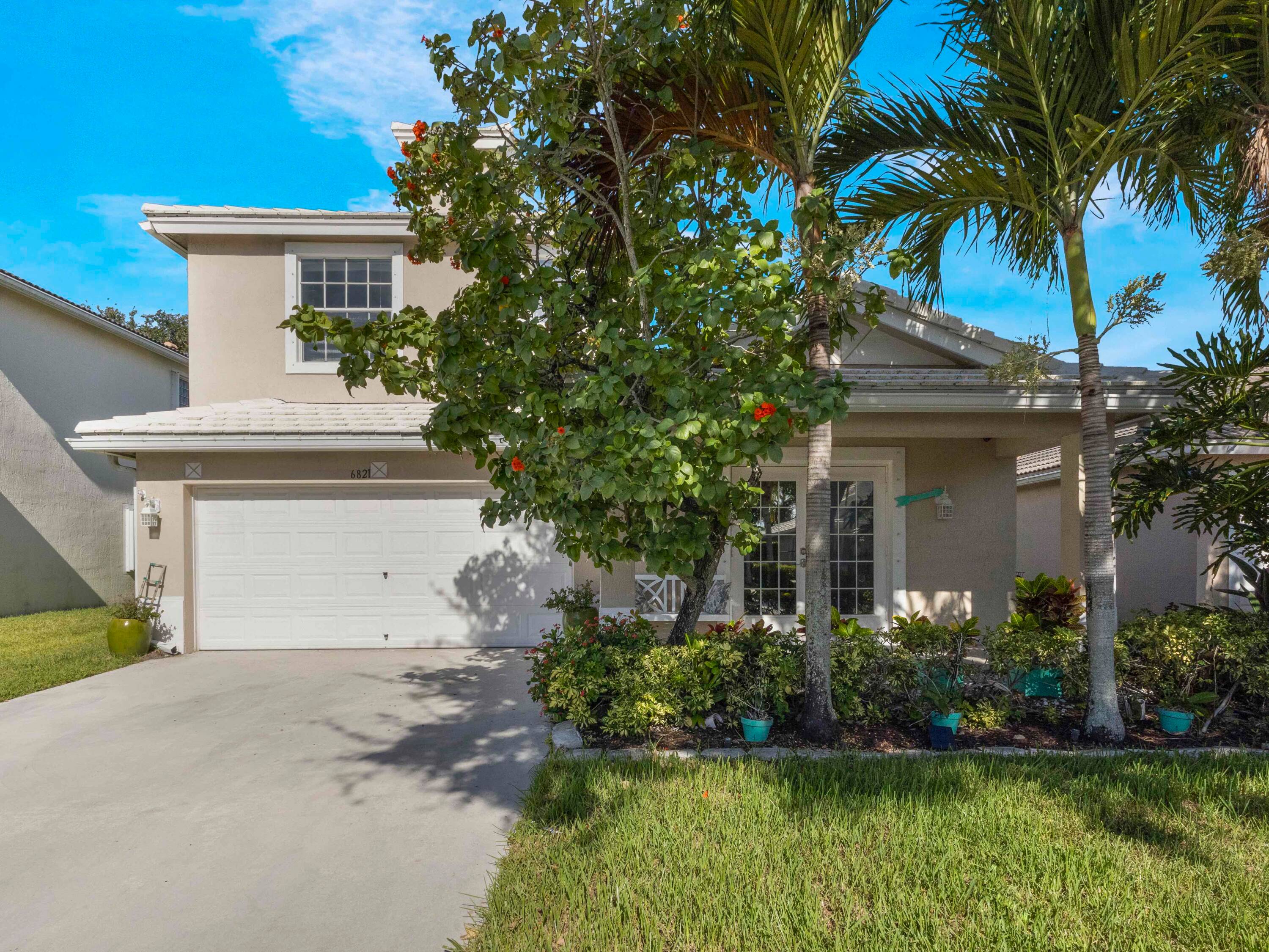 Welcome to luxury living in the heart of Palm Beach !