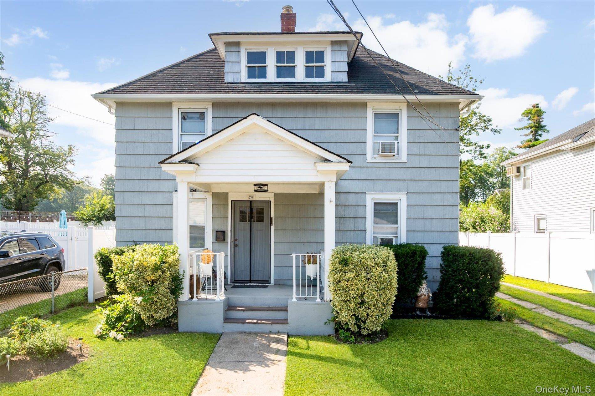 Situated mid block in Greenvale, this bright and charming home offers 3 bedrooms and 1.