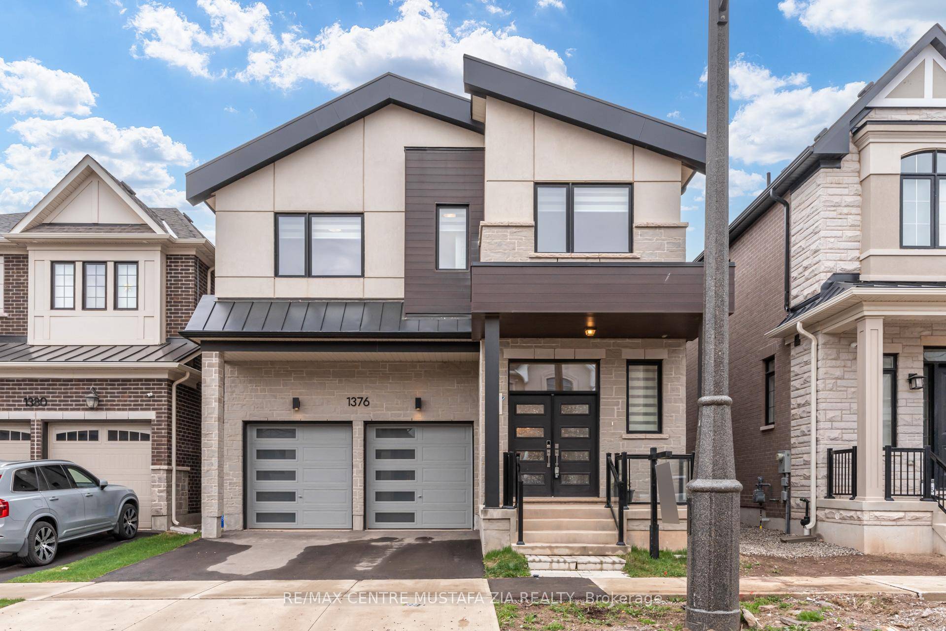 Experience refined living in this beautifully upgraded 5 bedroom, 4 bath detached home located in one of Oakvilles most desirable neighbourhoods.
