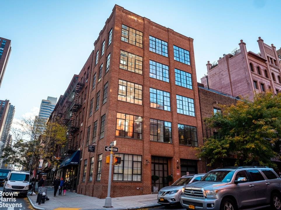 This private home effortlessly blends the classic Upper East Side townhouse, with the airy open feel of a downtown loft.