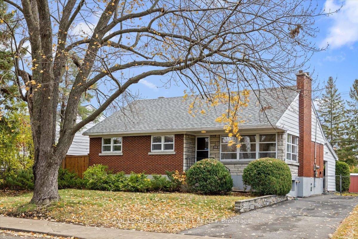 Bright 3 bedroom bungalow in a sought after, family friendly neighbourhood in the heart of Riverview Park.