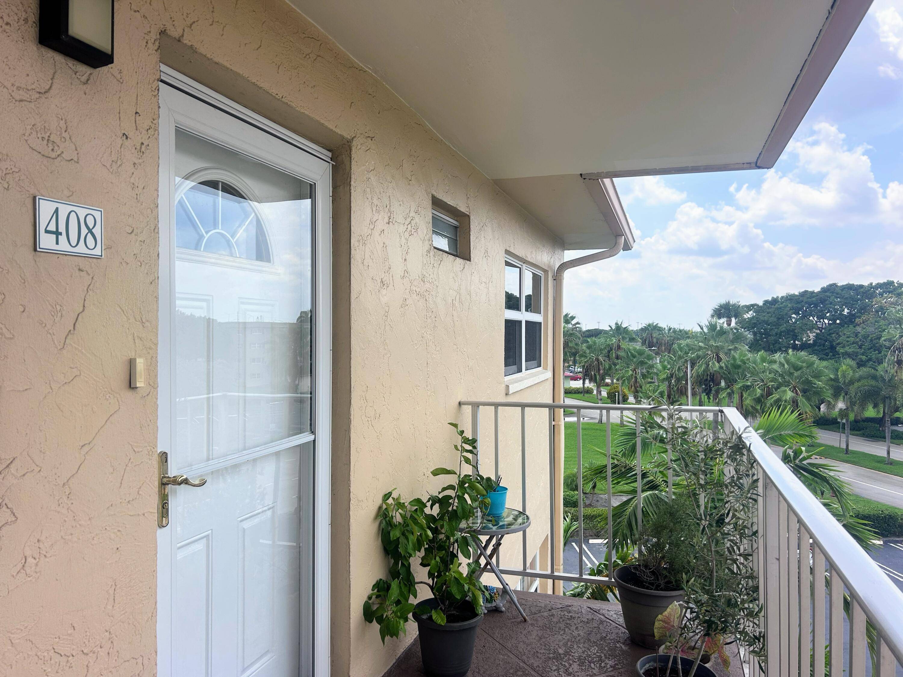 BEAUTIFUL 2 2 condo, top floor, corner unit with extra windows and lots of light !