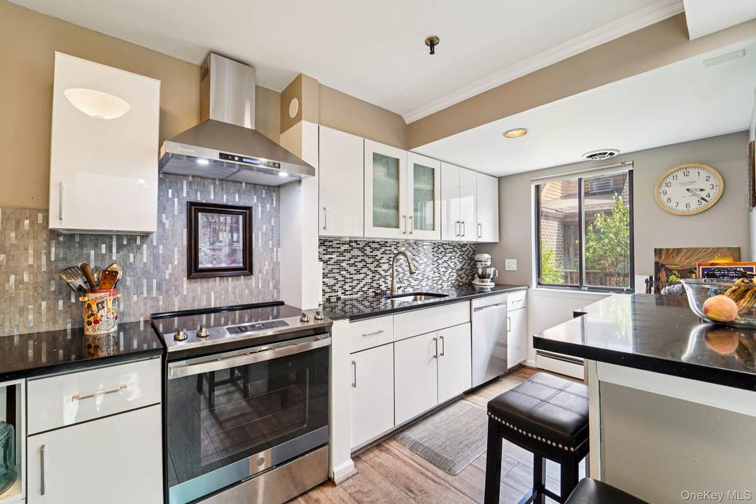 The Highlands expertly combines a city location with the feel of a private garden apartment.