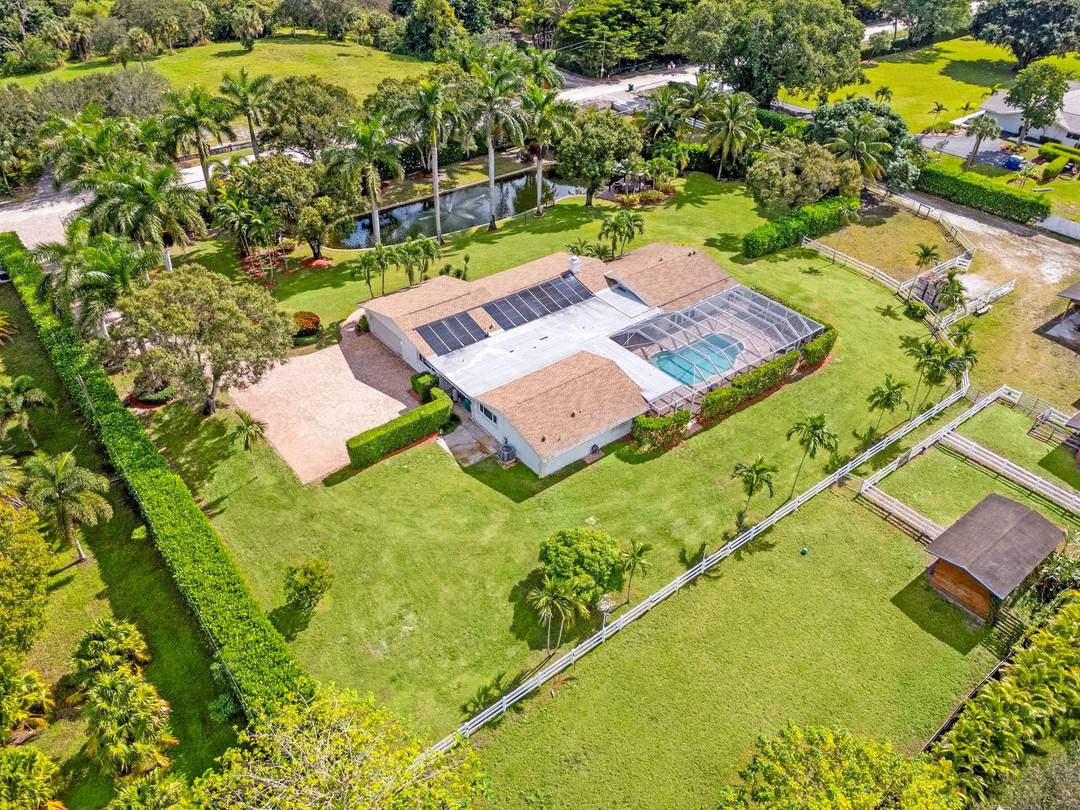 Private Tranquil Equestrian Estate in BBB Ranches !