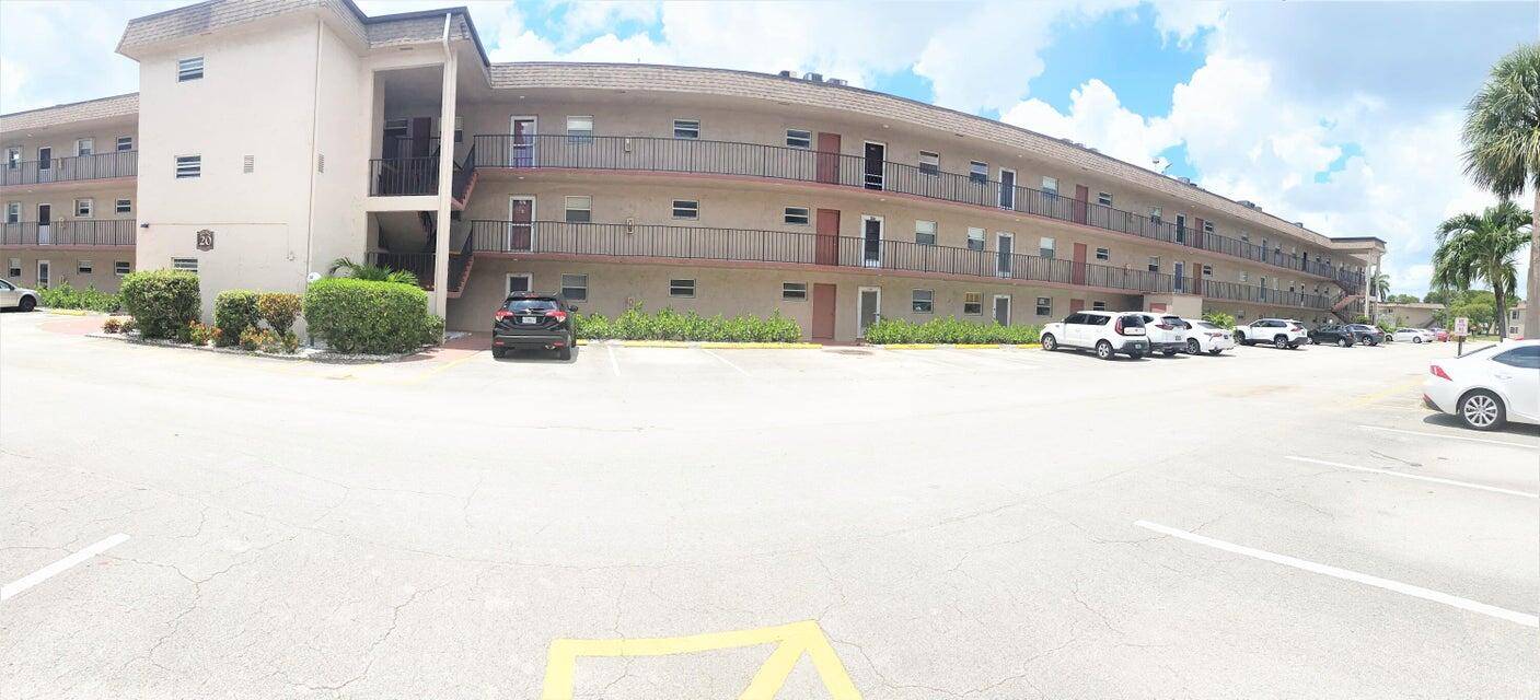 This lovely one bedroom, one bathroom condo on the 2nd floor with a lake view from your enclosed Lamia with nice vertical windows.