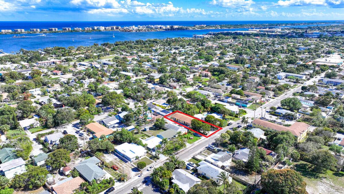 Quadplex in Lake Worth featuring 4 1 Bed 1 Bath units built in 1978 with concrete block construction and a pitched composite shingle roof.