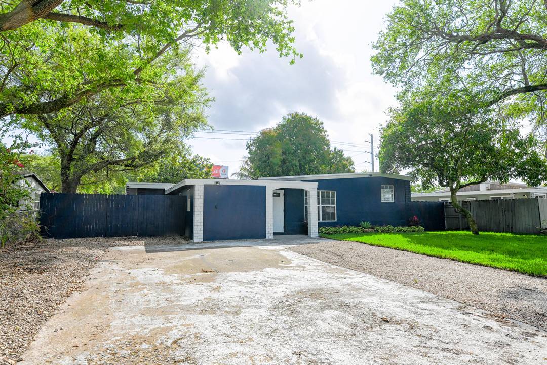 Beautiful and spacious 5 bedroom, 4 bathroom single family home in Hollywood, perfect for a large family.