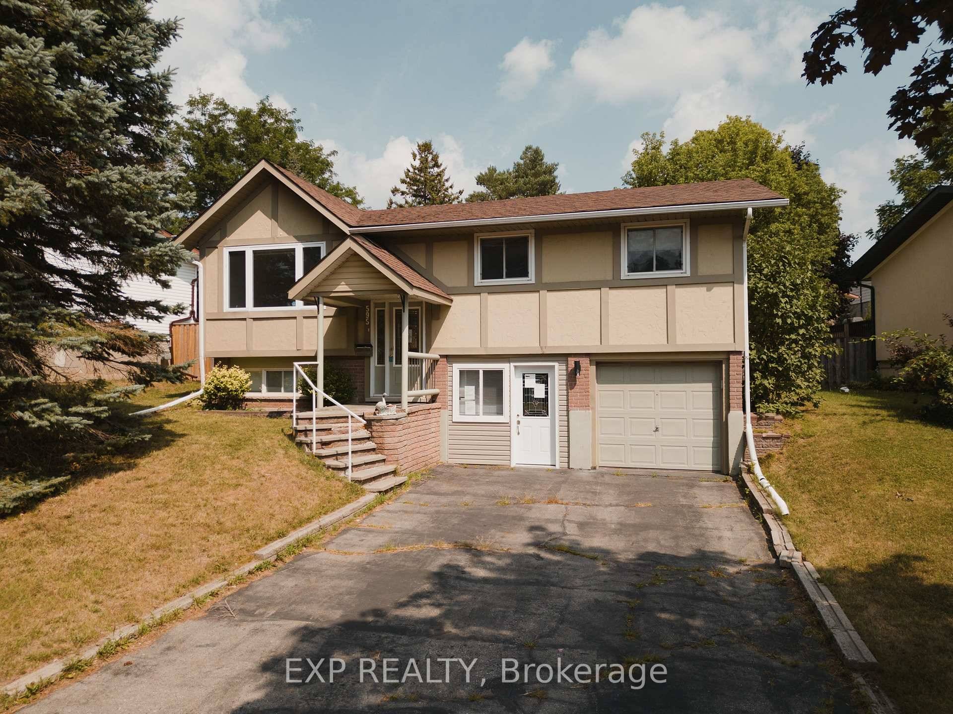 Bright amp ; Airy Raised Bungalow ; 3 Beds, expansive Backyard !