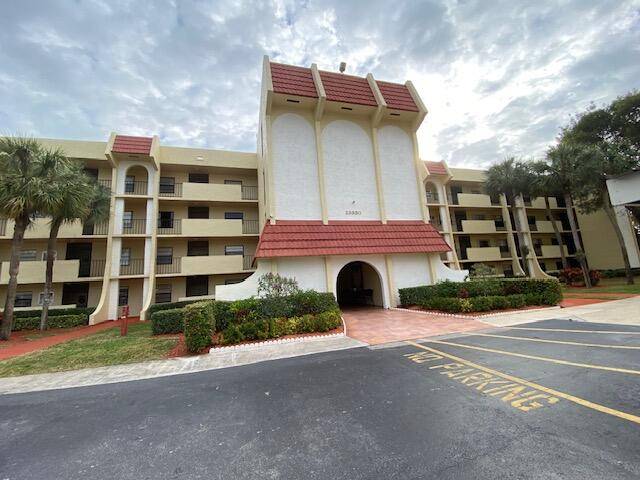 Great opportunity to own a remodeled condo in Boca Raton with a excellent school district.