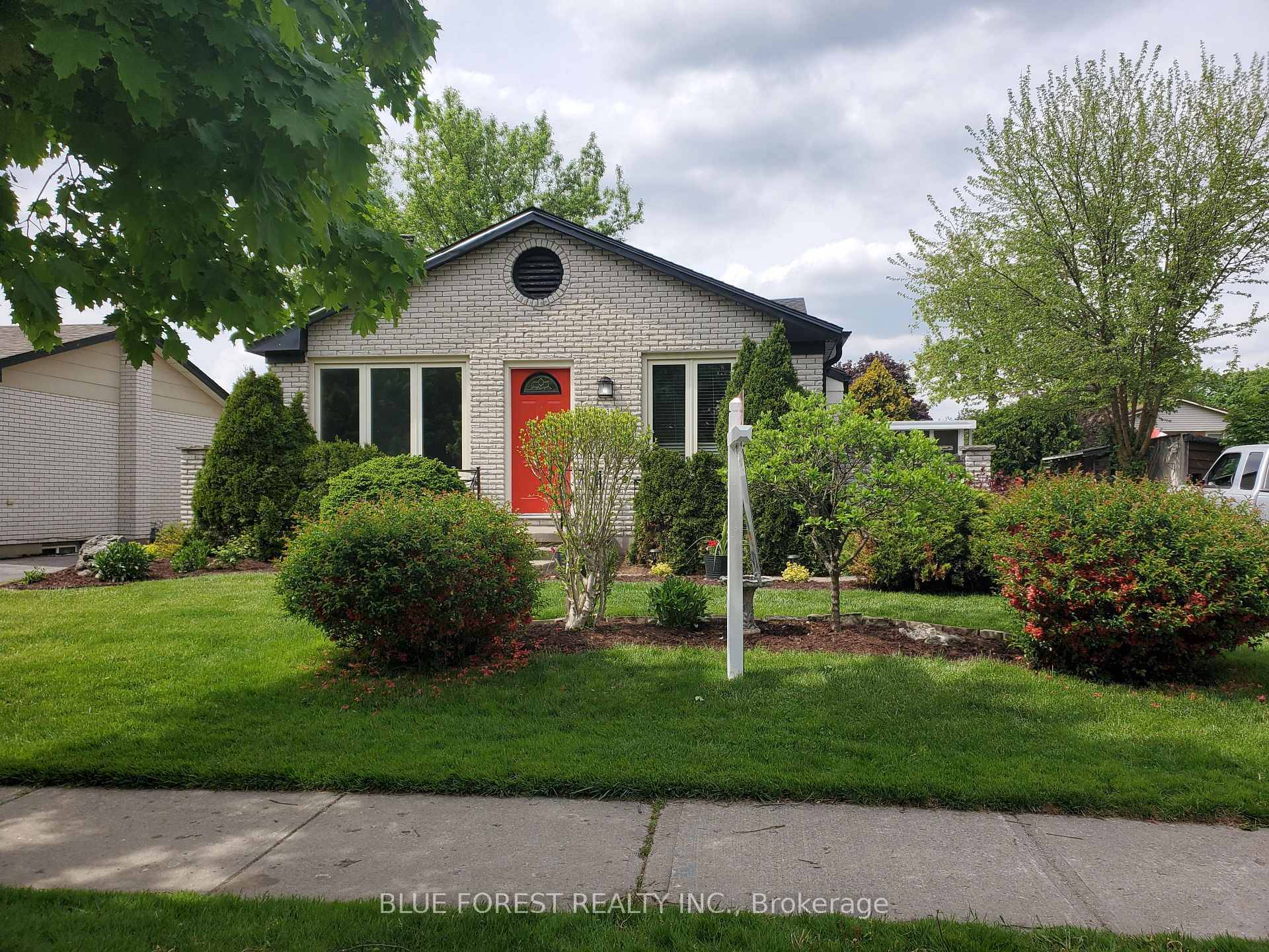 Welcome to 1039 Osgoode Dr.