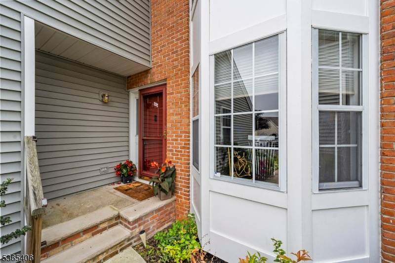 Welcome to this beautifully maintained 3 bedroom, 2.