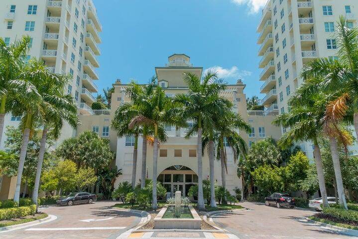 Gorgeous 1 1 condo features balcony with west exposure, newer appliances smooth top range, microwave, washer dryer in unit, laminate flooring, 24 hour concierge, assigned parking space, two pools, jacuzzi, ...