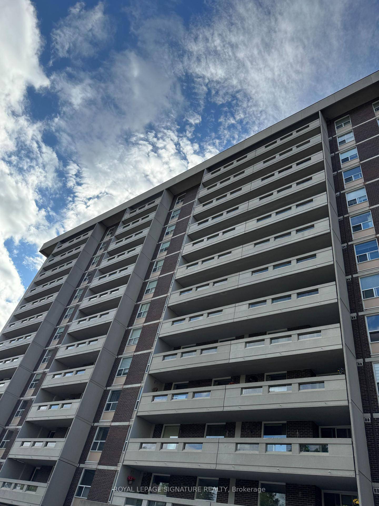 Bright And Sunny 3 Bedroom Unit With SW Views.