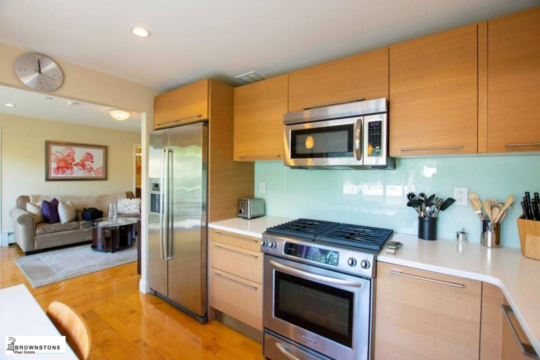 At 378 Baltic Street in Boerum Hill, enjoy living in a well designed, chic elevator building with a gym and laundry room.