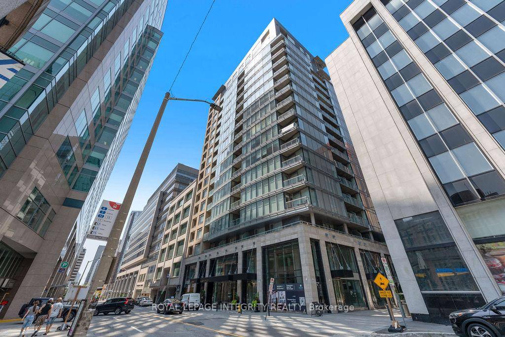 Experience downtown living at its finest in this meticulously designed condo, offering the perfect blend of style, comfort, and convenience.