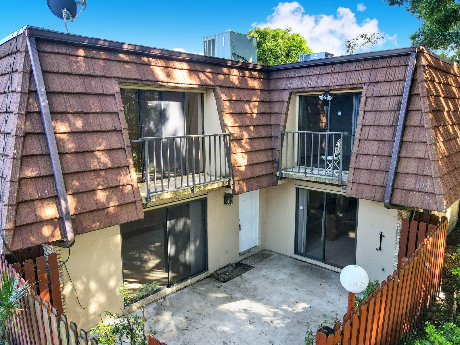 LOCATION, LOCATION, NESTLED UNDER TOWERING OAK TREES, ALL TILED EXCEPT FOR STAIRS, OAK CABINES IN KITCHEN, SMOOTH TOP RANGE, BUILT IN MICROWAVE MOVE IN CONDITION, CLOSE PROXIMITY TO SHOPPING, RESTAURANTS ...