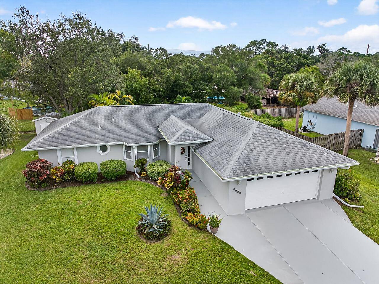 Welcome to your Private Tropical Retreat in desirable Treasure Trail Vero Beach !