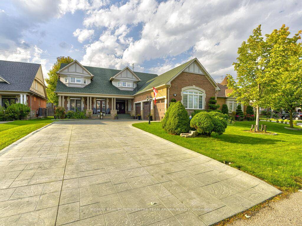 Welcome to this stunning Kaneff built executive residence located in an exclusive community of about 80 homes with Private security services at night, boasting approx.