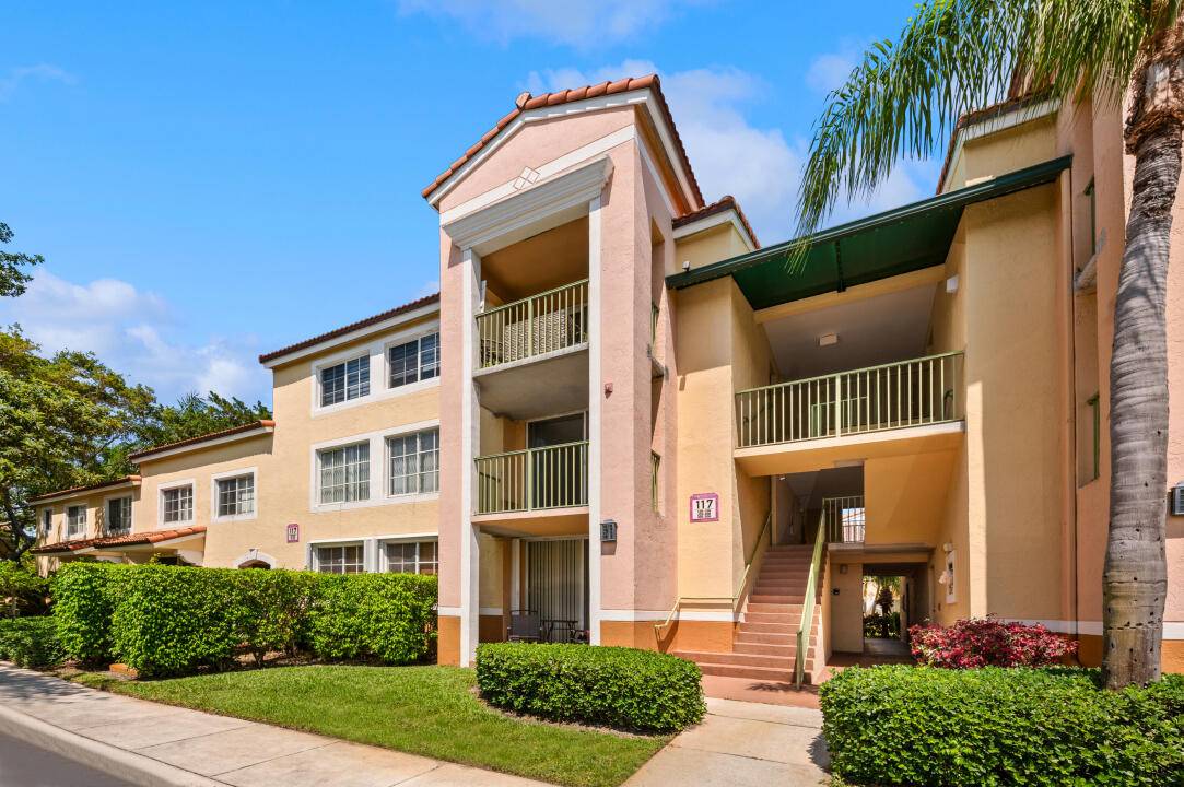 Here is your opportunity to purchase a charming 2 bedroom 1 bath condo in the incomparable Yacht Club on the Intracoastal.
