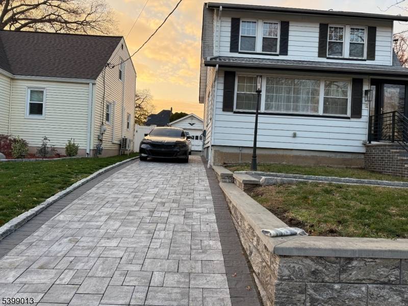 This beautiful, contemporary house is available for rent, property is tastefully designed with a modern aesthetic and offers spacious, bright and welcoming atmosphere.