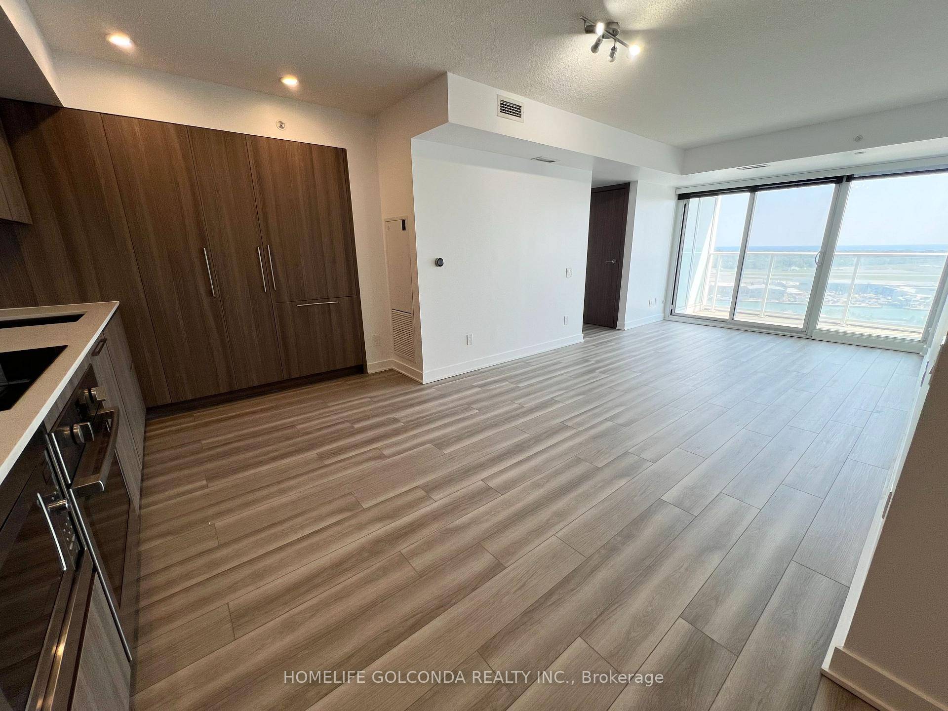Luxurious bright amp ; spacious 3 bed, 2 bath unit, Soaring Majestically Over The New 50, 000 Sq.