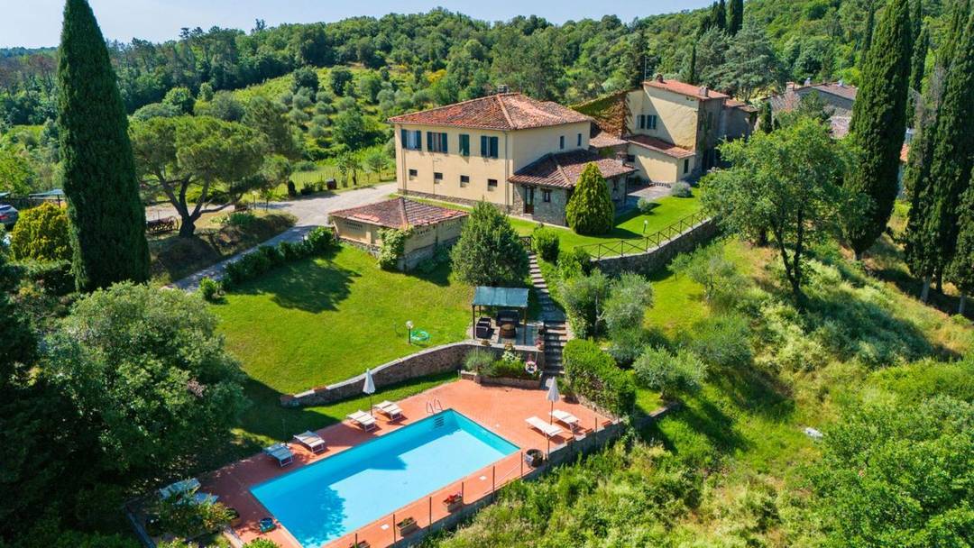 Beautiful farm with agritourism and 180 hectares of arable land, vineyard and olive grove for sale among the Tuscan hills in the province of Arezzo.