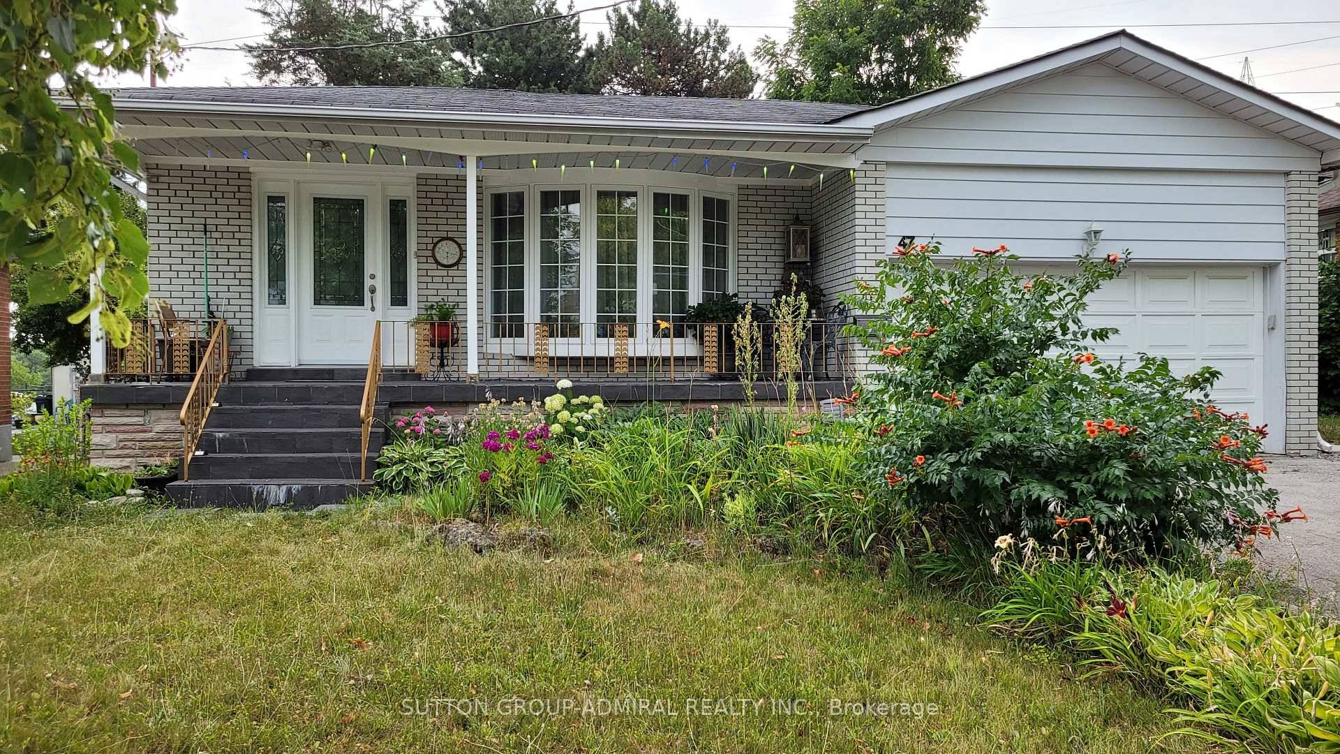 Well maintained family home on great ravine lot !