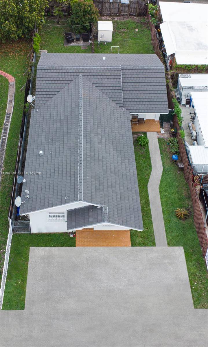 Phenomenal Duplex Opportunity in Prime Miami Location !