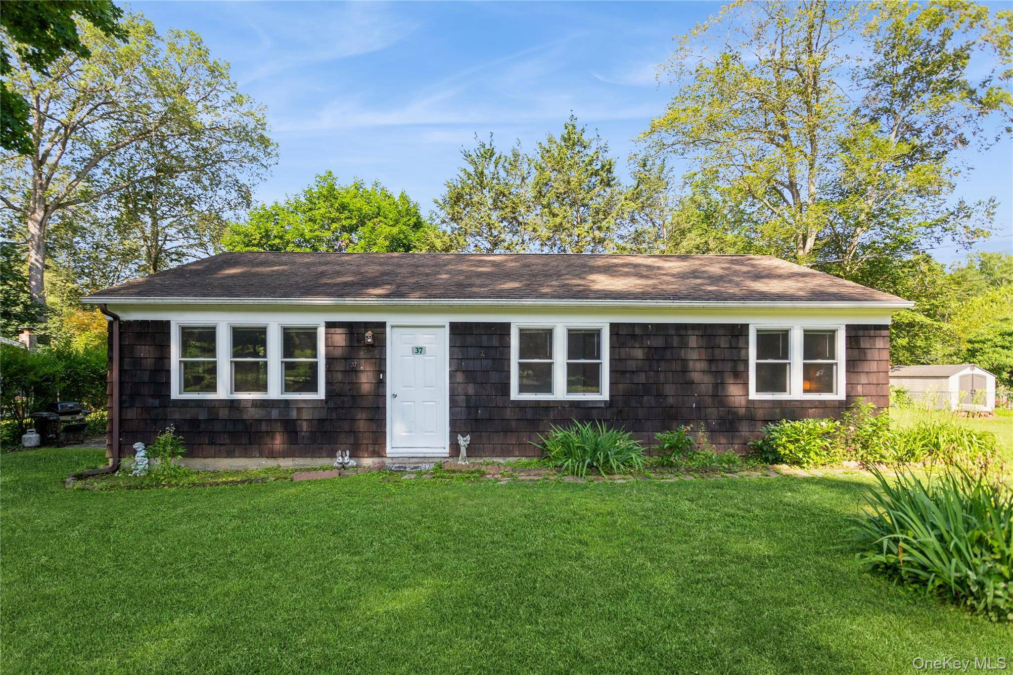 Move in condition 3Brs 1Bath Ranch on.