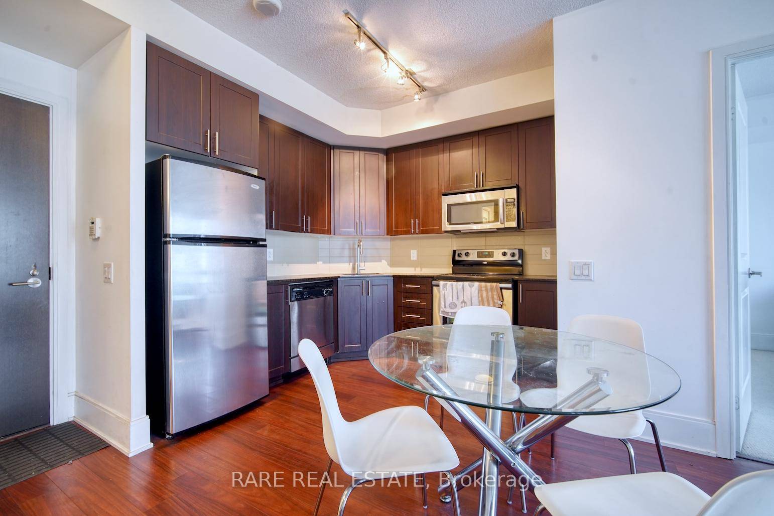 Sun Soaked Unit At Tridel's Reve Condos Very Convenient Location To Entertainment District, Financial District, Harbourfront, Rogers Centre, Acc amp ; Much More 2 Bedrooms Den amp ; 2 Washrooms ...