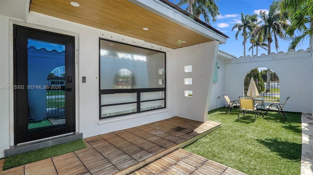 Completely renovated 3 beds 1 bath corner lot home in the desirable Hollywood area.